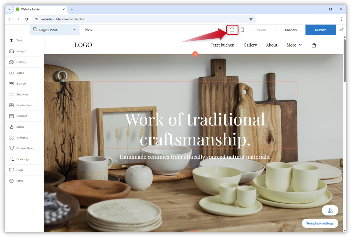 Screenshot des Homepage-Baukasten-Editors mit einem roten Pfeil, der auf das Backups-Symbol zeigt.
