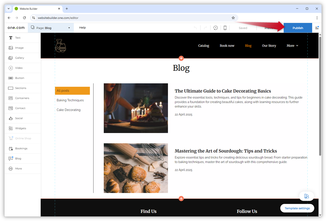 La capture d'écran montre un site Website Builder dans l'éditeur et une flèche rouge indique le bouton « Publier » dans le coin supérieur droit.
