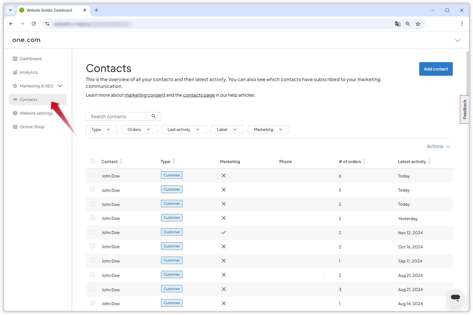 Screenshot che mostra la sezione "Contatti" nella dashboard di Website Builder. Una freccia rossa indica il riquadro "Contatti" nel menu a sinistra.