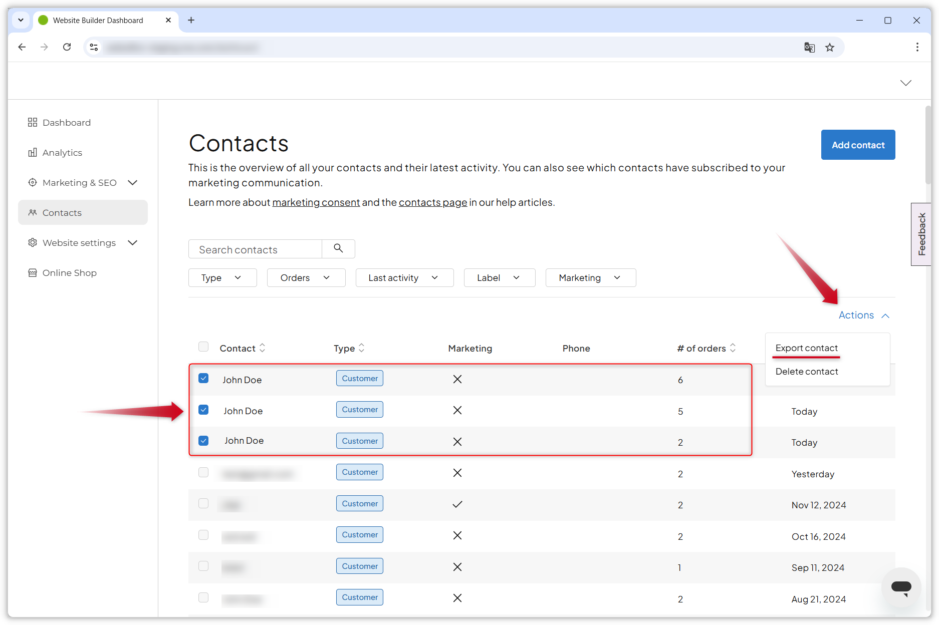 Screenshot che mostra la panoramica dei contatti. Un riquadro rosso e una freccia evidenziano tre contatti selezionati. Una freccia rossa indica anche il menu "Azioni" aperto.