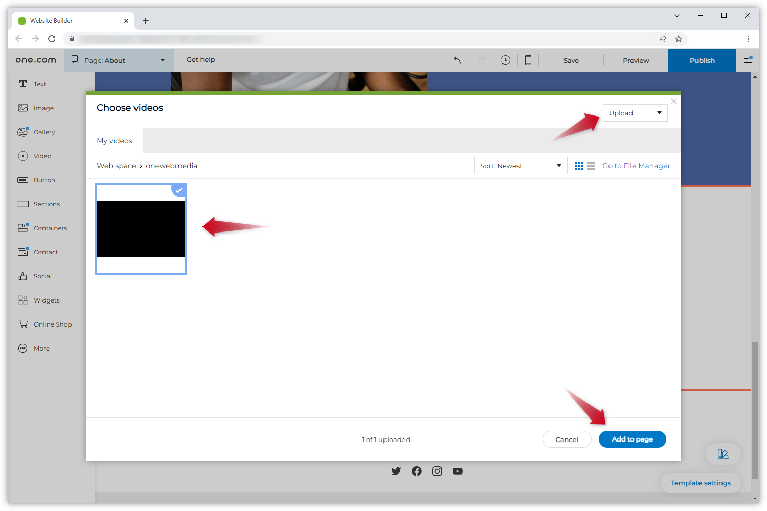 Captura de pantalla que muestra el selector de archivos. Las flechas rojas señalan un vídeo seleccionado, el menú "Subir" y el botón "Añadir a la página".