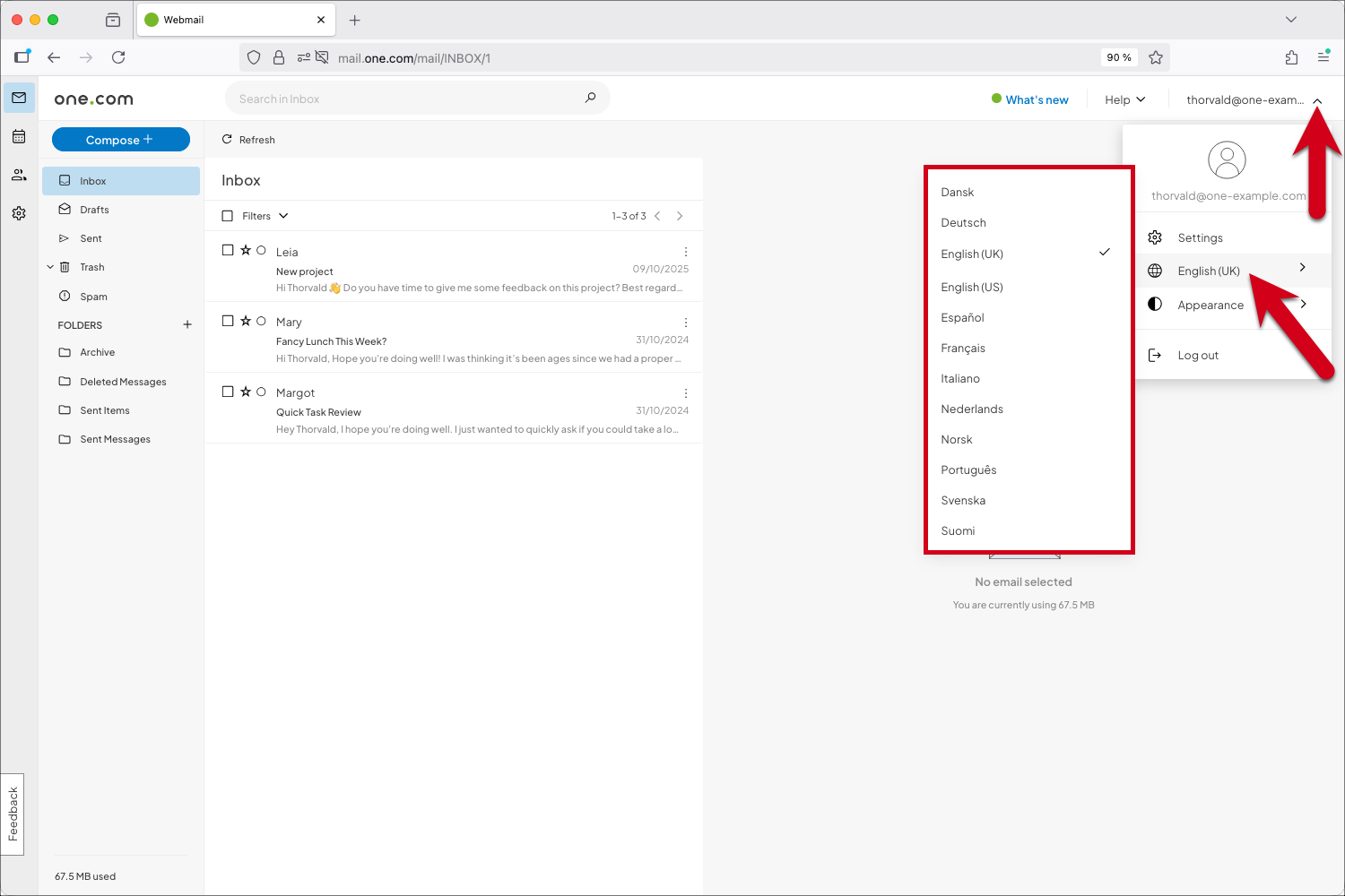 Capture d’écran du Webmail one.com montrant des flèches rouges pointant vers votre compte dans le coin supérieur droit et vers le menu de sélection de la langue.