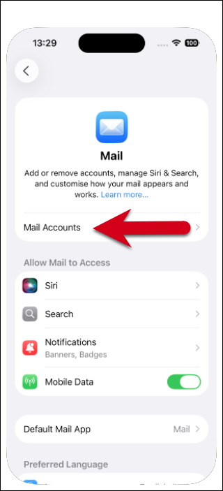 Screenshot der Seite mit den E-Mail-Einstellungen mit einem roten Pfeil, der auf E-Mail-Konten zeigt.