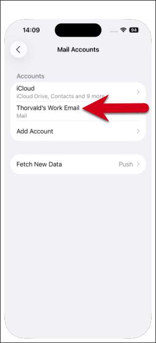 Screenshot della schermata degli account mail con una freccia rossa che indica il nuovo account aggiunto