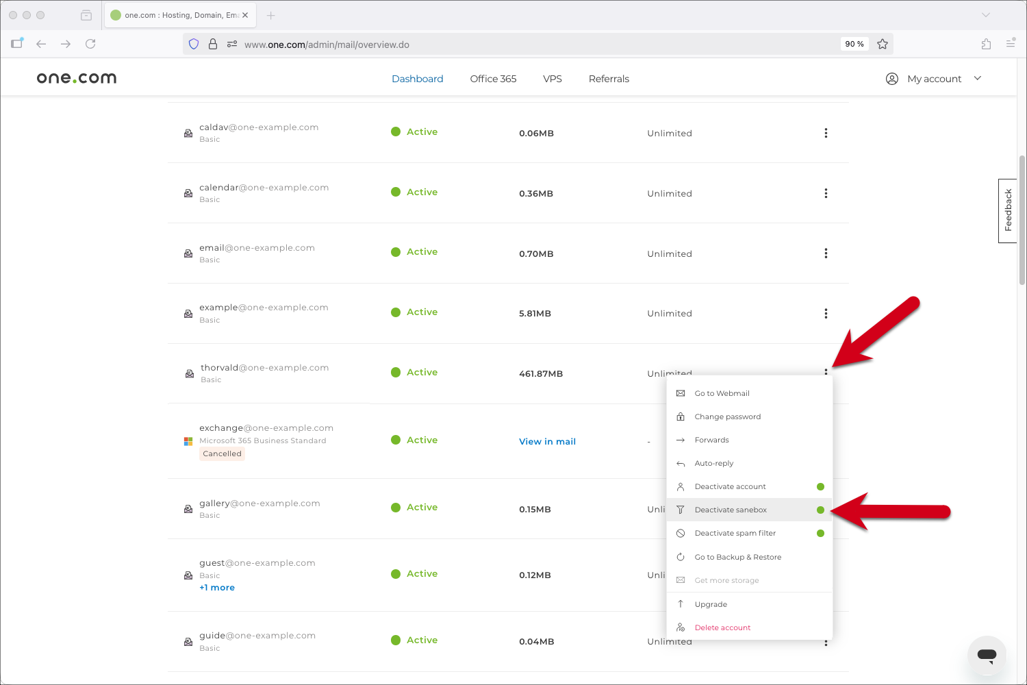 Skærmbillede af mailadministration-siden, der viser røde pile, der peger på menuen med de tre prikker og muligheden for at deaktivere SaneBox.