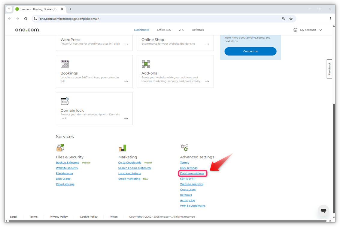 Screenshot des Kontrollpanel-Dashboards. Die Datenbankeinstellungen unter Erweiterte Einstellungen sind eingerahmt und ein Pfeil zeigt darauf.