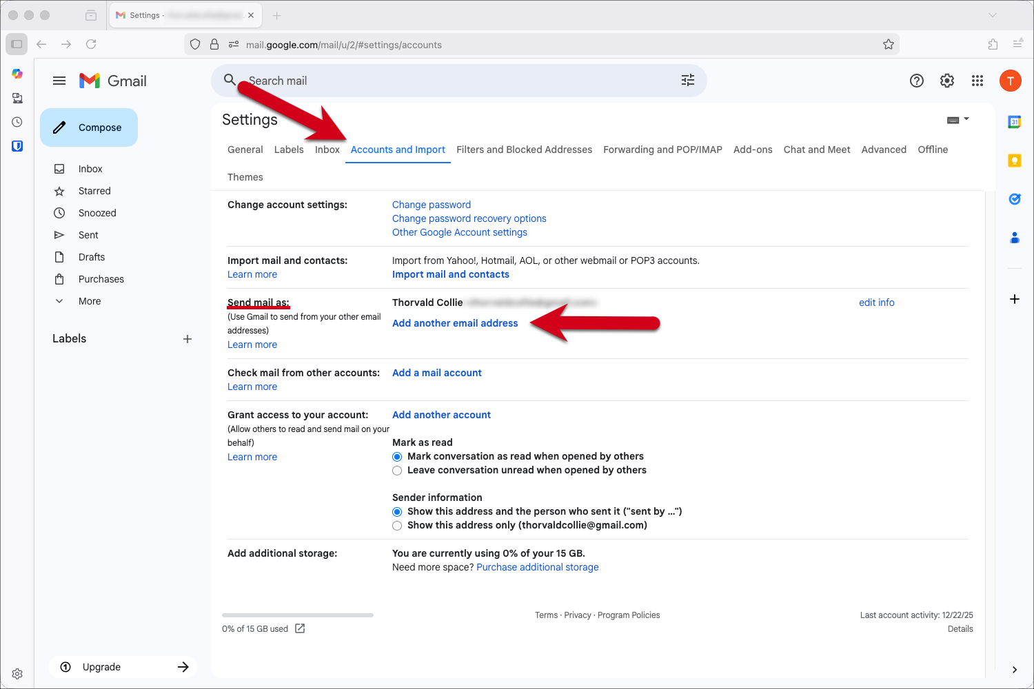 Ecrã com setas vermelhas apontando para o separador «Contas e importação» e para a opção «Adicionar outro endereço de e-mail».
