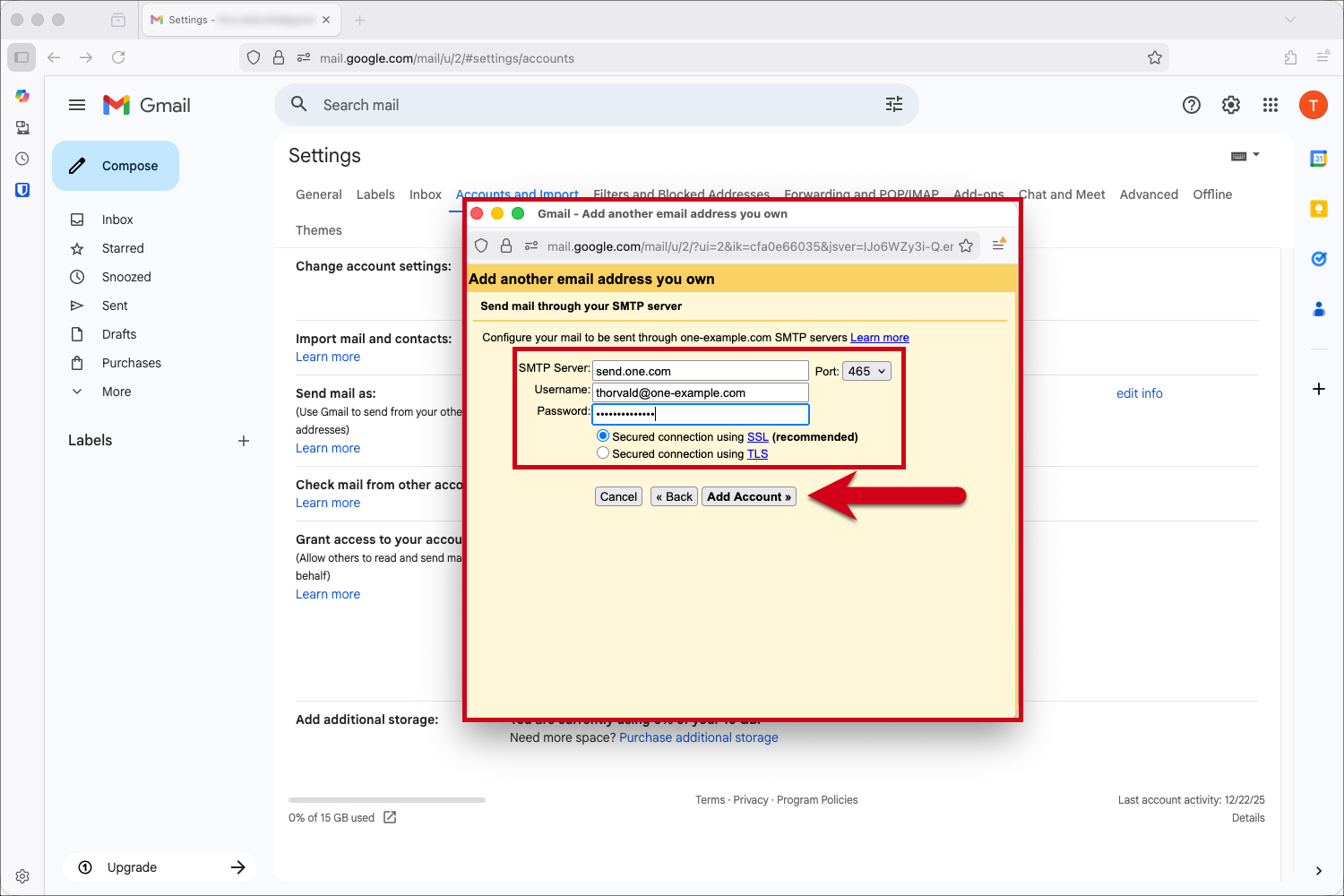 Ecrã da janela pop-up com um quadro vermelho destacando o campo de configurações do servidor SMTP e uma seta vermelha apontando para «Adicionar conta».