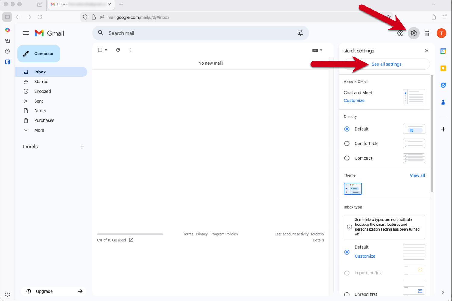 Screenshot mit roten Pfeilen, die auf das Zahnradsymbol zeigen, und „Alle Einstellungen anzeigen“ in Gmail.