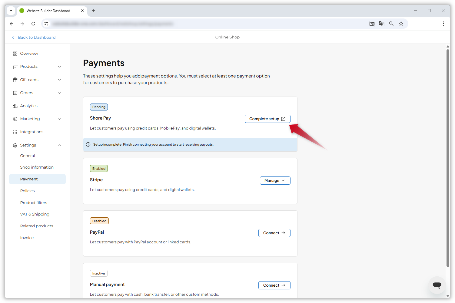 Screenshot della dashboard del negozio online. Una freccia rossa indica il pulsante "Completa configurazione".