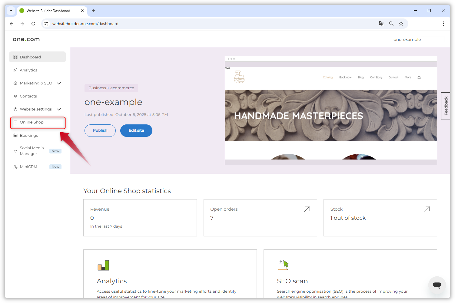 Capture d'écran du tableau de bord de Website Builder. Une flèche rouge pointe vers l'option "Boutique en ligne" dans le menu de gauche.