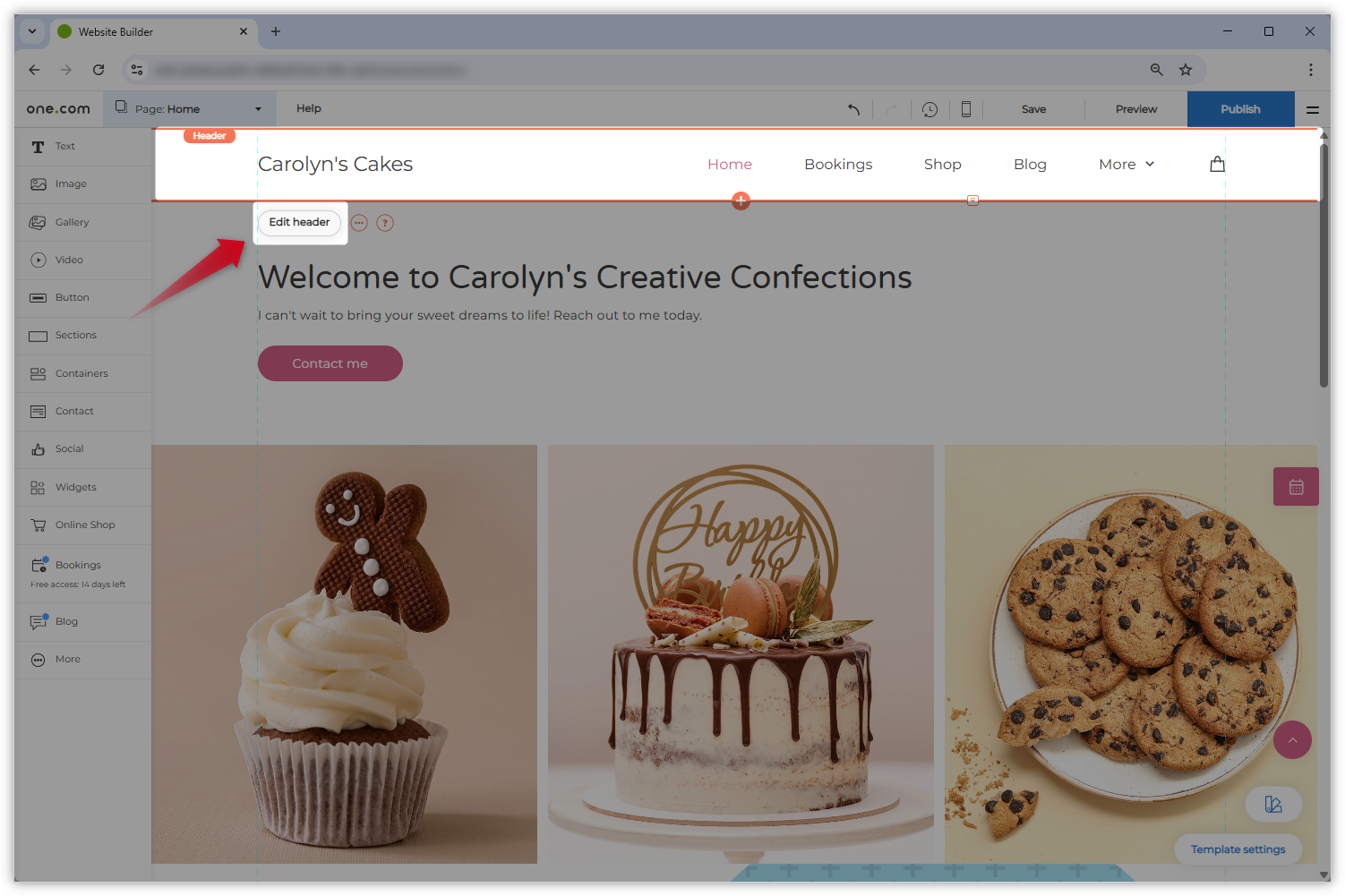 Capture d'écran de l'éditeur de Website Builder. La section de l'en-tête est mise en évidence et une flèche rouge pointe vers l'onglet "Modifier l'en-tête".