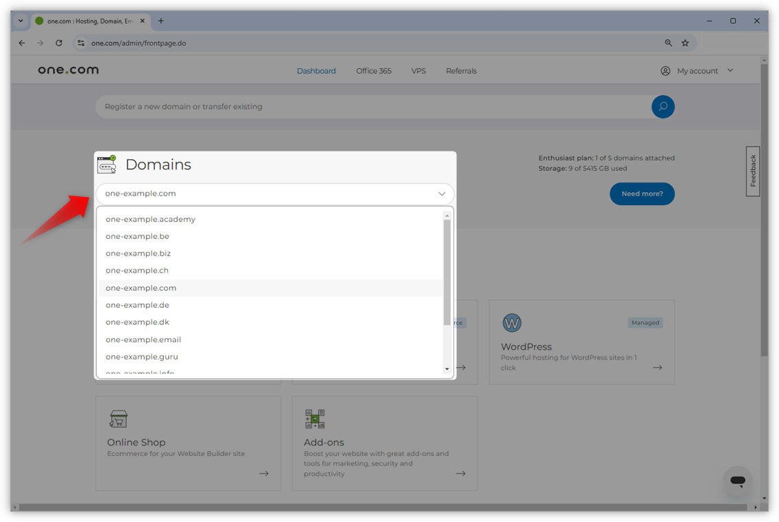 Painel de controlo com menu suspenso em Domínios destacados. Uma seta vermelha apontando para ele para seleção de domínio.
