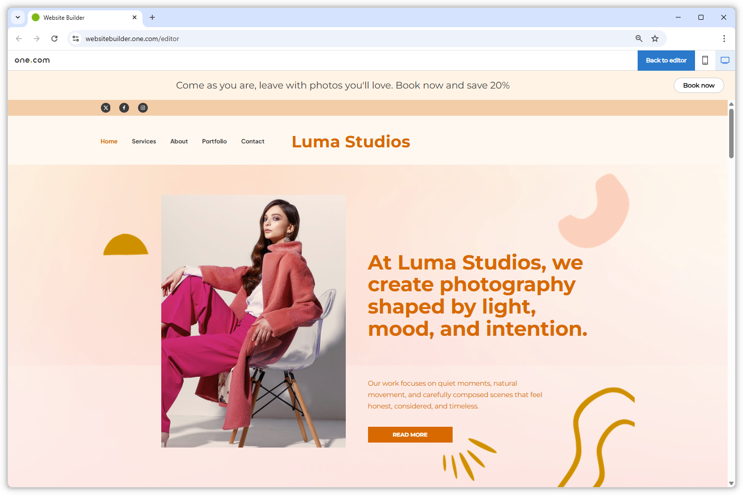 Captura de tela da pré-visualização do site com o banner adicionado. Diz: "Venha como está, saia com fotos que você vai adorar. Reserve agora e economize 20%".
