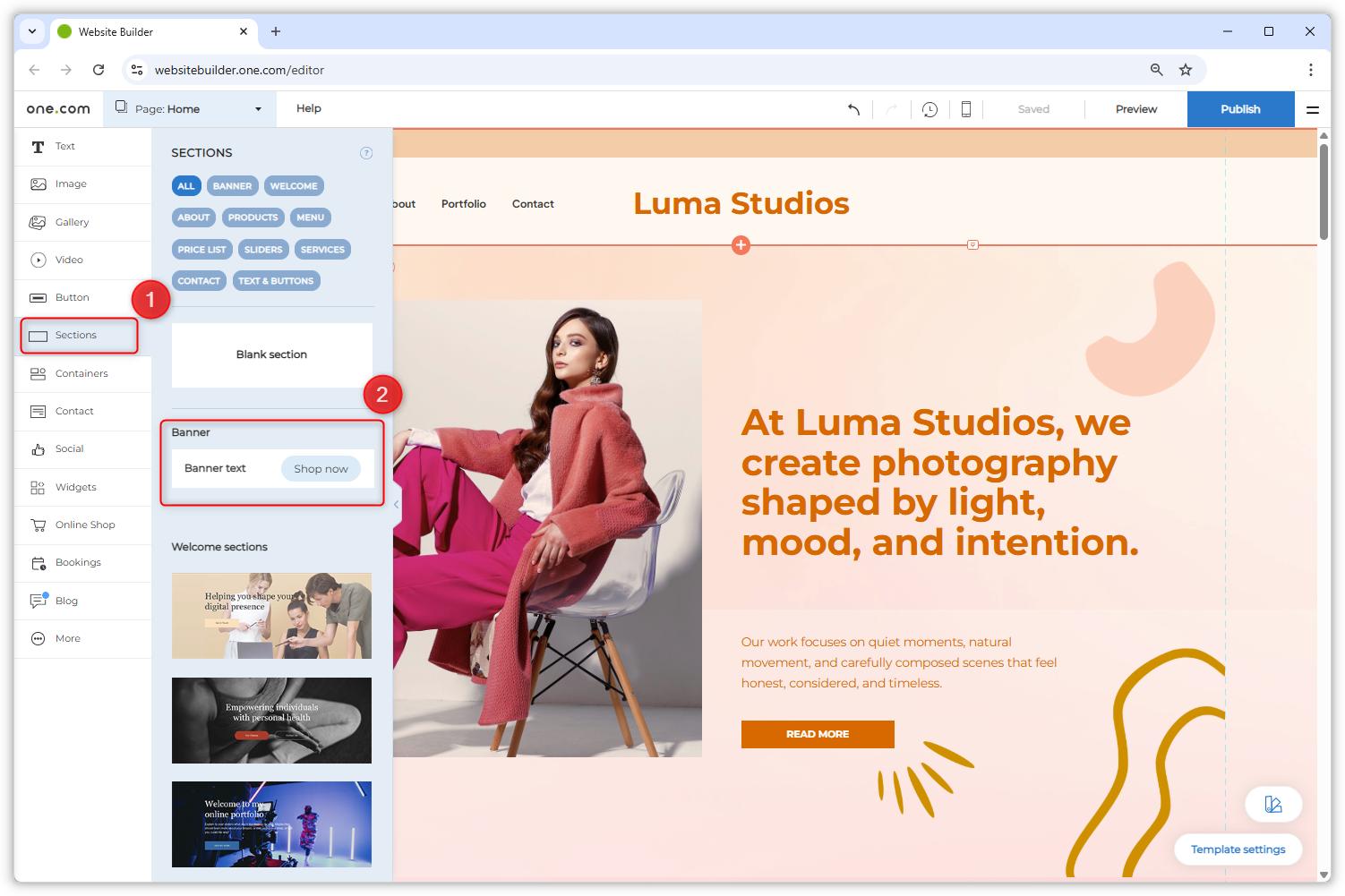 Screenshot des Website Builder Editors. Das Menü auf der linken Seite ist geöffnet, und ein roter Rahmen und ein roter Kreis mit der Zahl '1' darin markieren die Option 'Abschnitte'. Ein roter Rahmen und ein roter Kreis mit der Nummer '2' umrahmen das Element Banner.