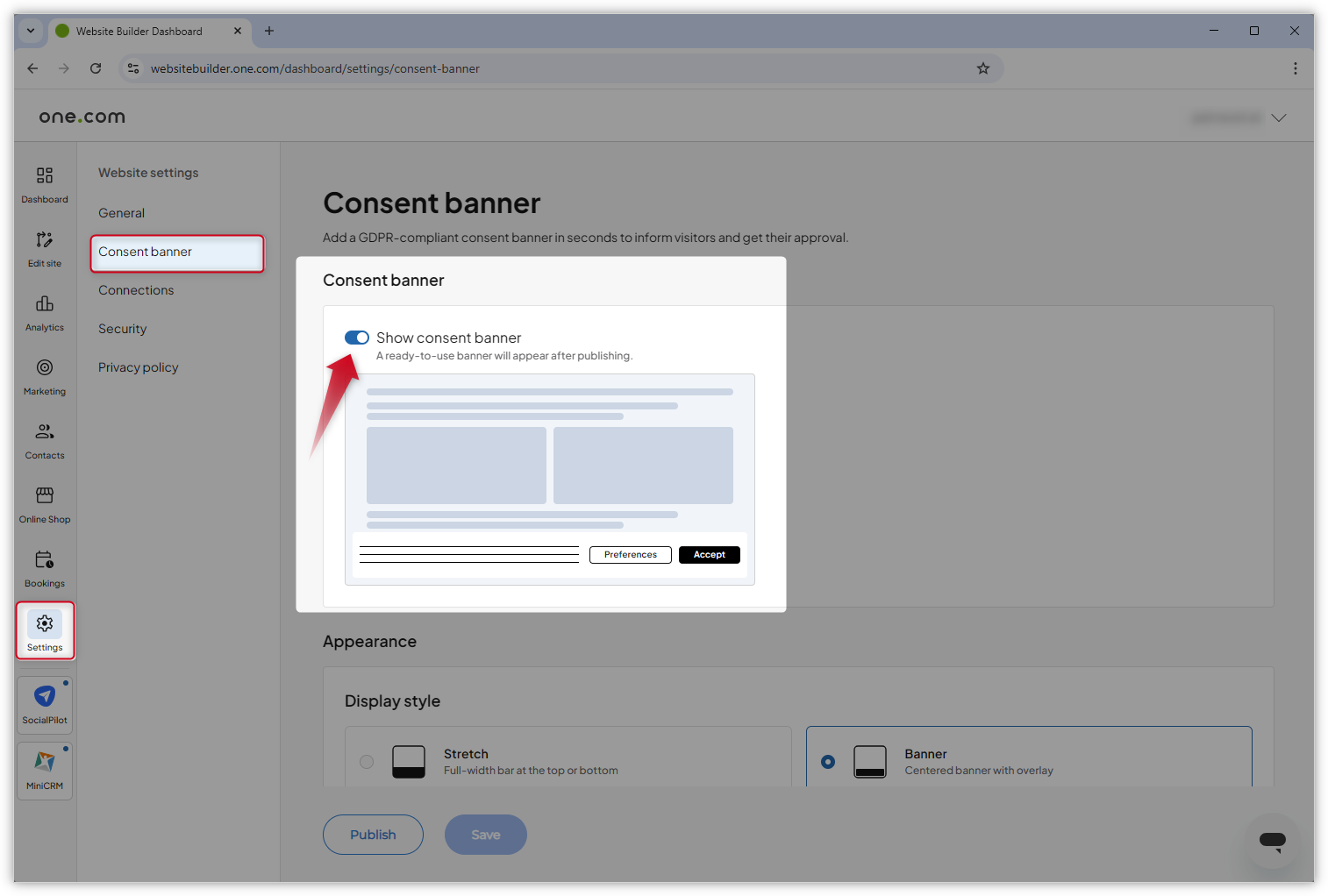Skærmbillede af siden med samtykkebanneret i Website Builder-dashboardet. En rød pil peger på aktiveringsknappen.