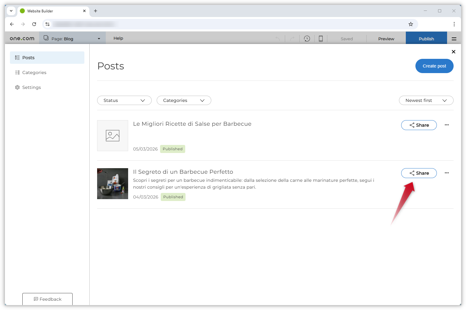 pantalla que muestra el panel de control del blog. Una flecha roja apunta al botón "Compartir" junto a una publicación de blog.