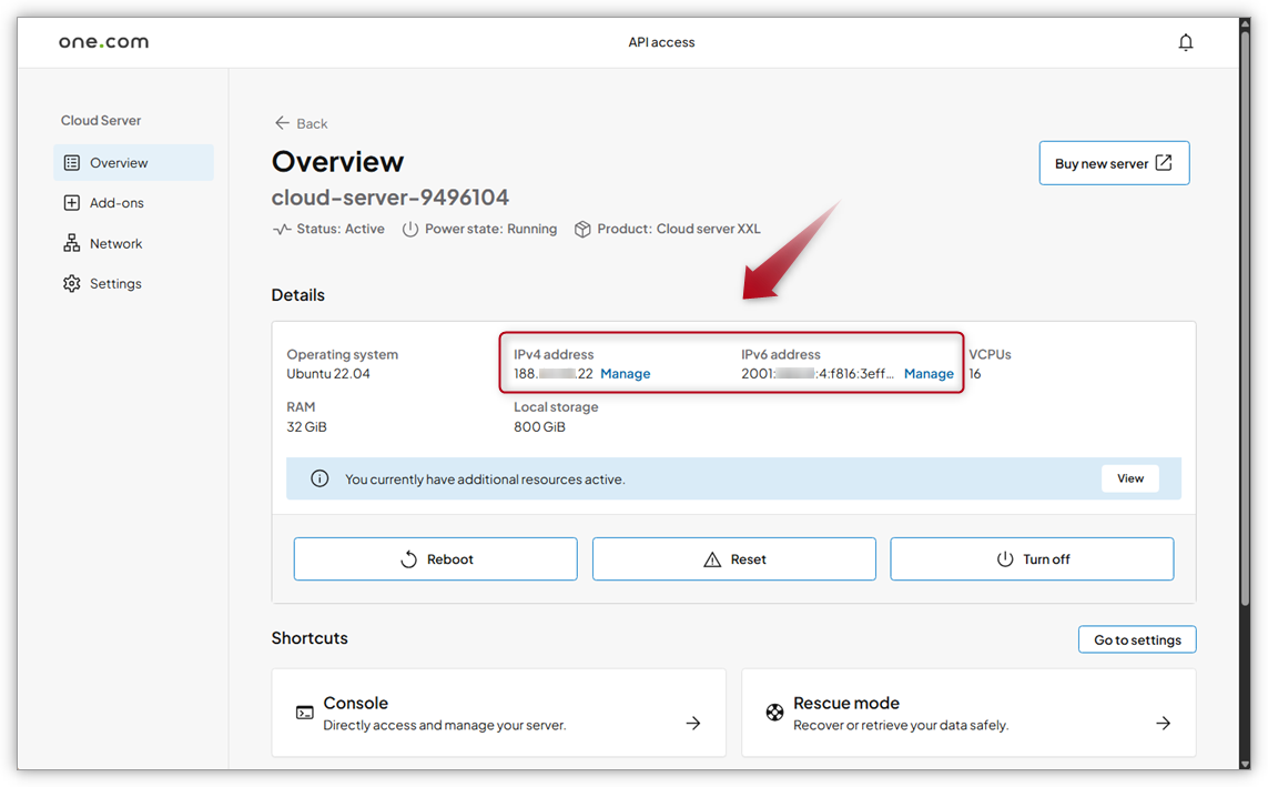 Captura de ecrã do painel de controlo do VPS. Uma seta vermelha aponta para o endereço IPv4 e para o endereço IPv6.