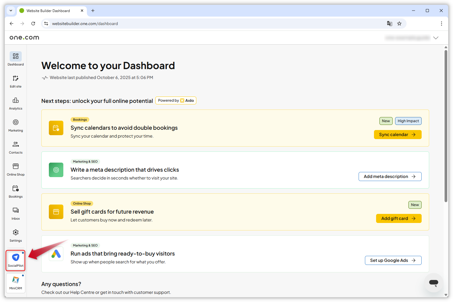 della dashboard di Website Builder. Una freccia rossa punta al riquadro SocialPilot nel menu a sinistra.