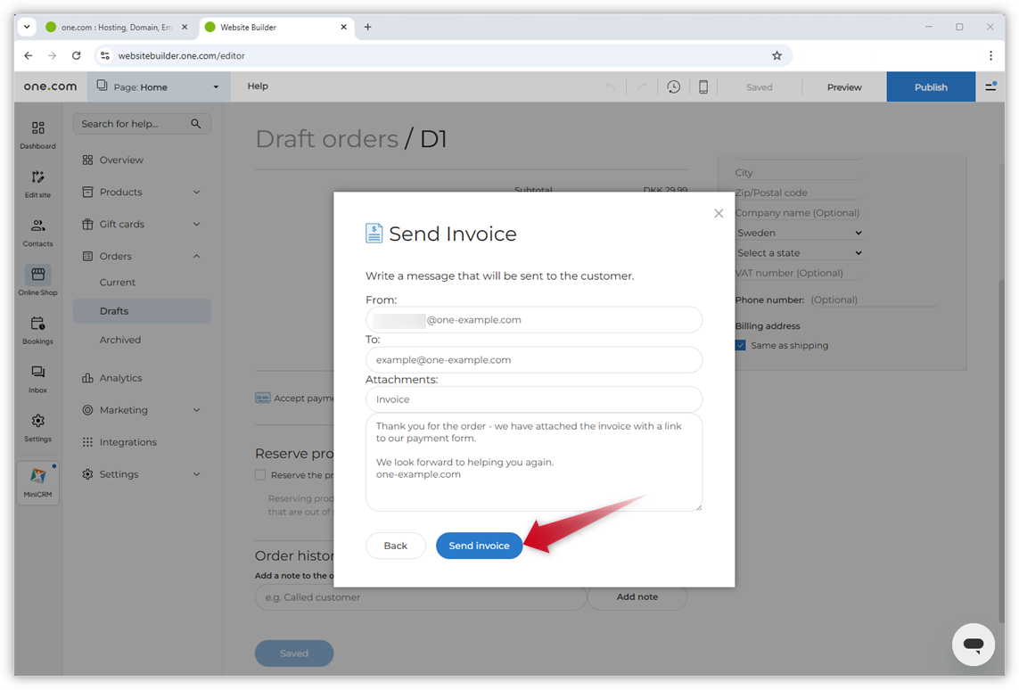 Skärmdump av popup-fönstret Skicka faktura. En röd pil pekar på knappen "Skicka faktura".