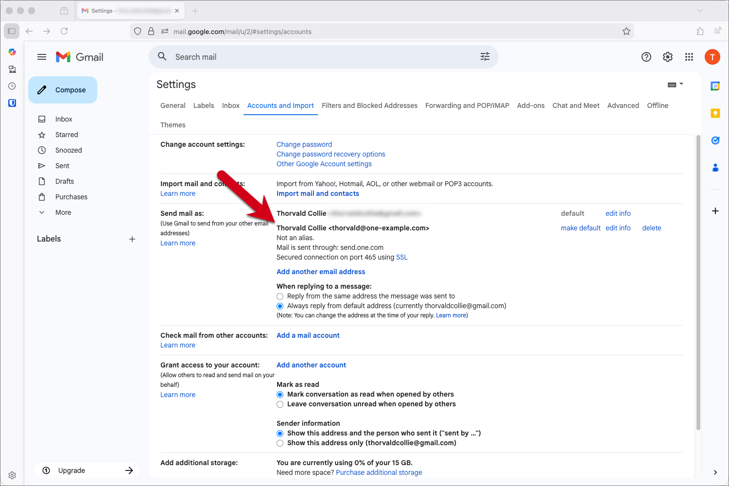 Screenshot van het tabblad Account en import in de Gmail-instellingen met een rode pijl die naar het nieuw toegevoegde e-mailadres verwijst.