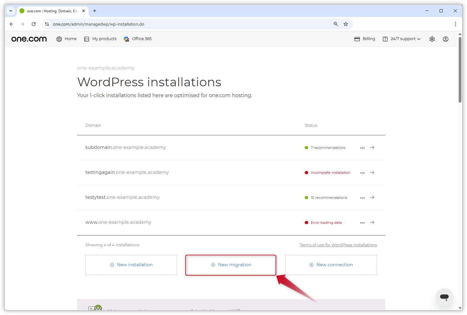 Skjermbilde viser en oversikt over WordPress-installasjoner, med en rød pil som indikerer "Ny migrering"-knappen.