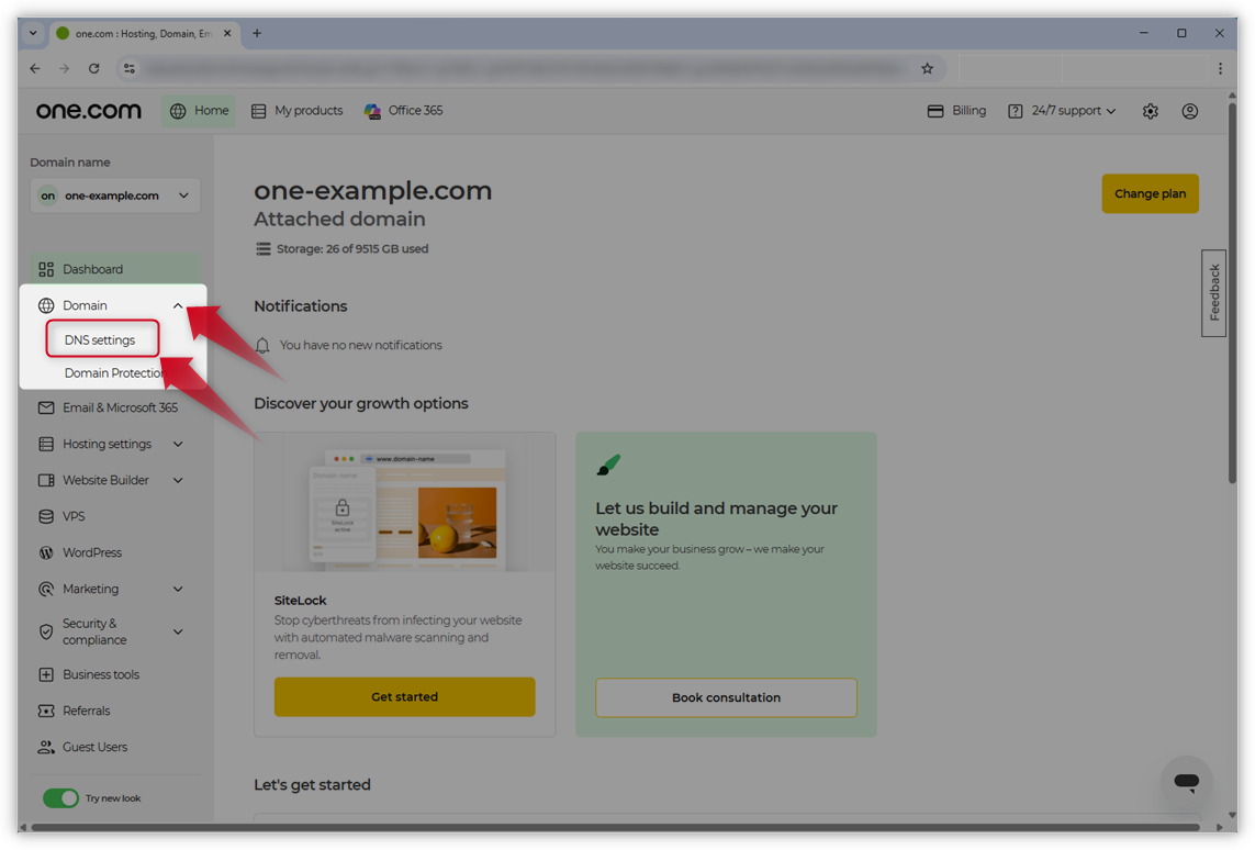 Skærmbillede af one.com-kontrolpanelet. De røde pile peger på indstillingerne for domæne og DNS i menuen.
