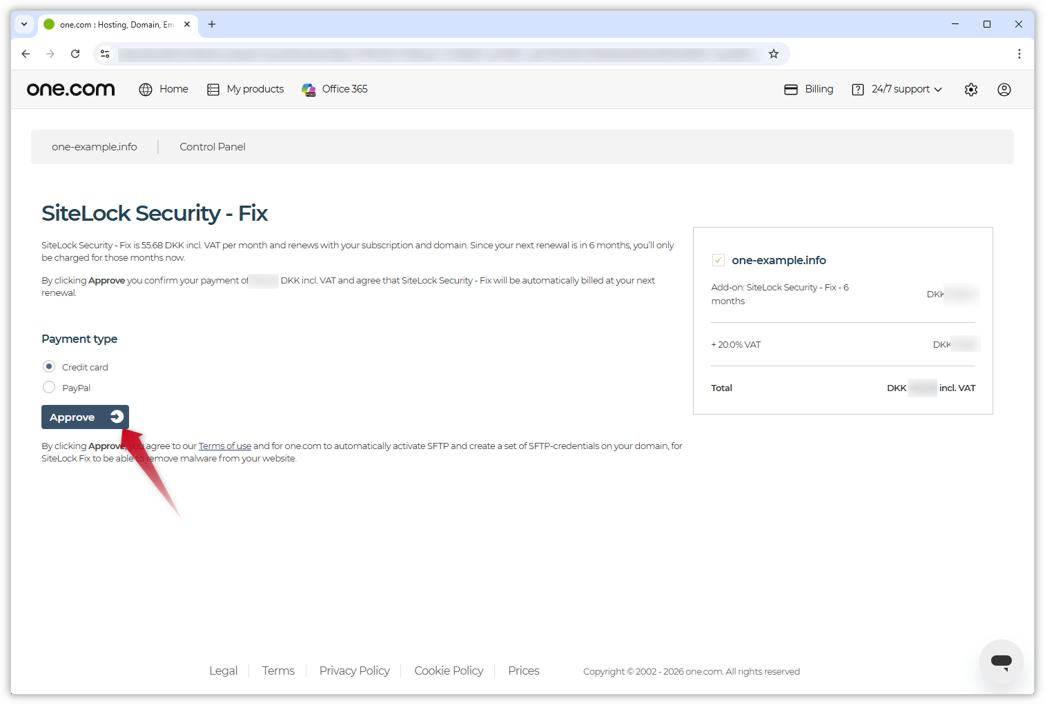 Screenshot der Zahlungsseite für SiteLock. Ein roter Pfeil zeigt auf den Button "Genehmigen".