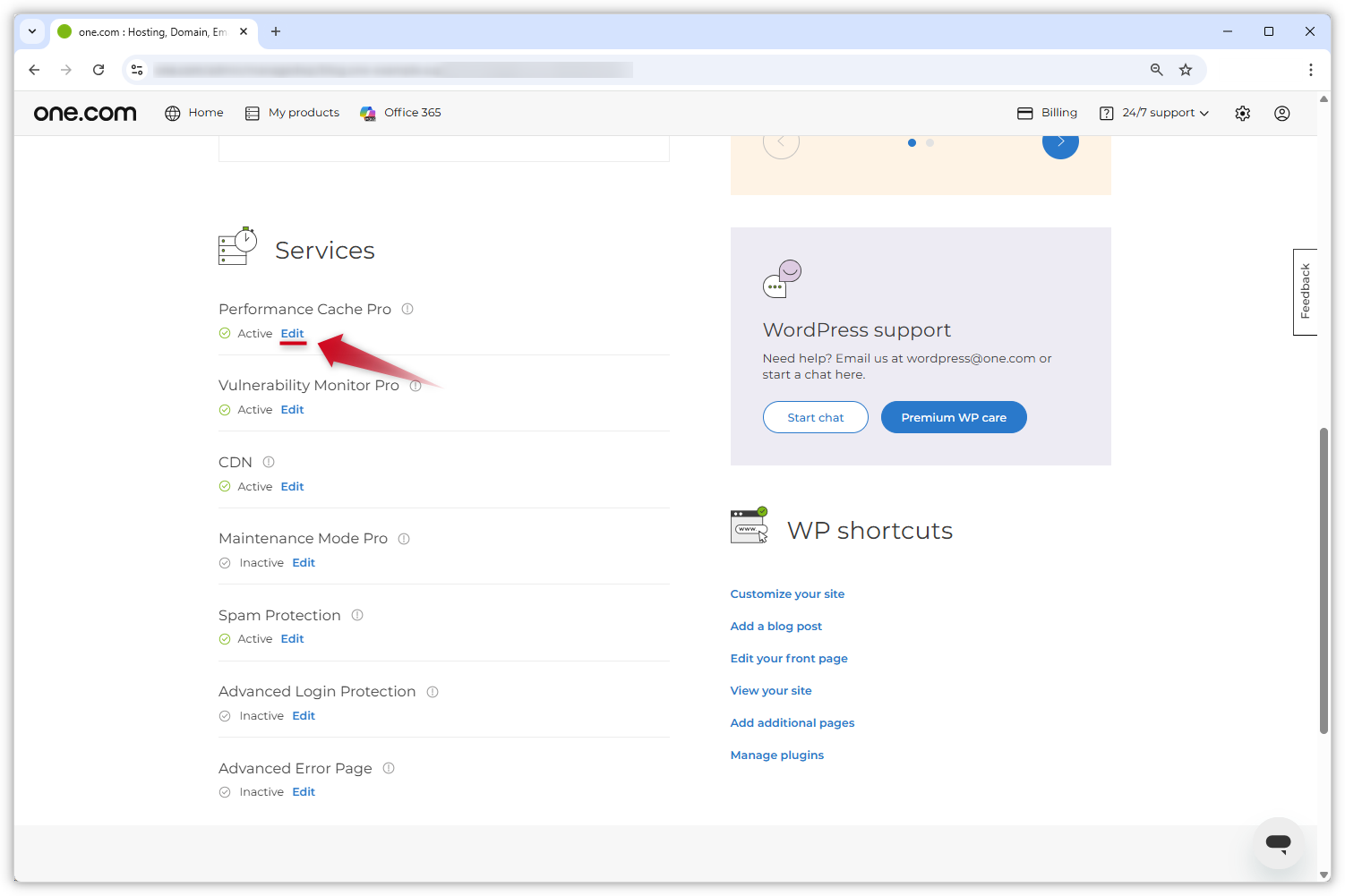 Skärmdump av sektionen "Tjänster" på en WordPress-sida. En röd pil pekar på länken "Redigera" bredvid en av tjänsterna.