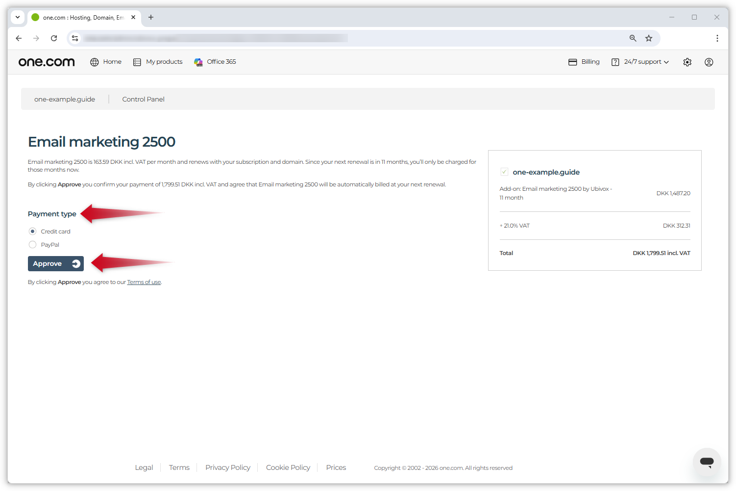 Skærmbillede af betalingssiden for e-mailmarkedsføring. De røde pile viser, hvor du skal vælge betalingsmetode, og hvor du kan klikke på 'Godkend'.