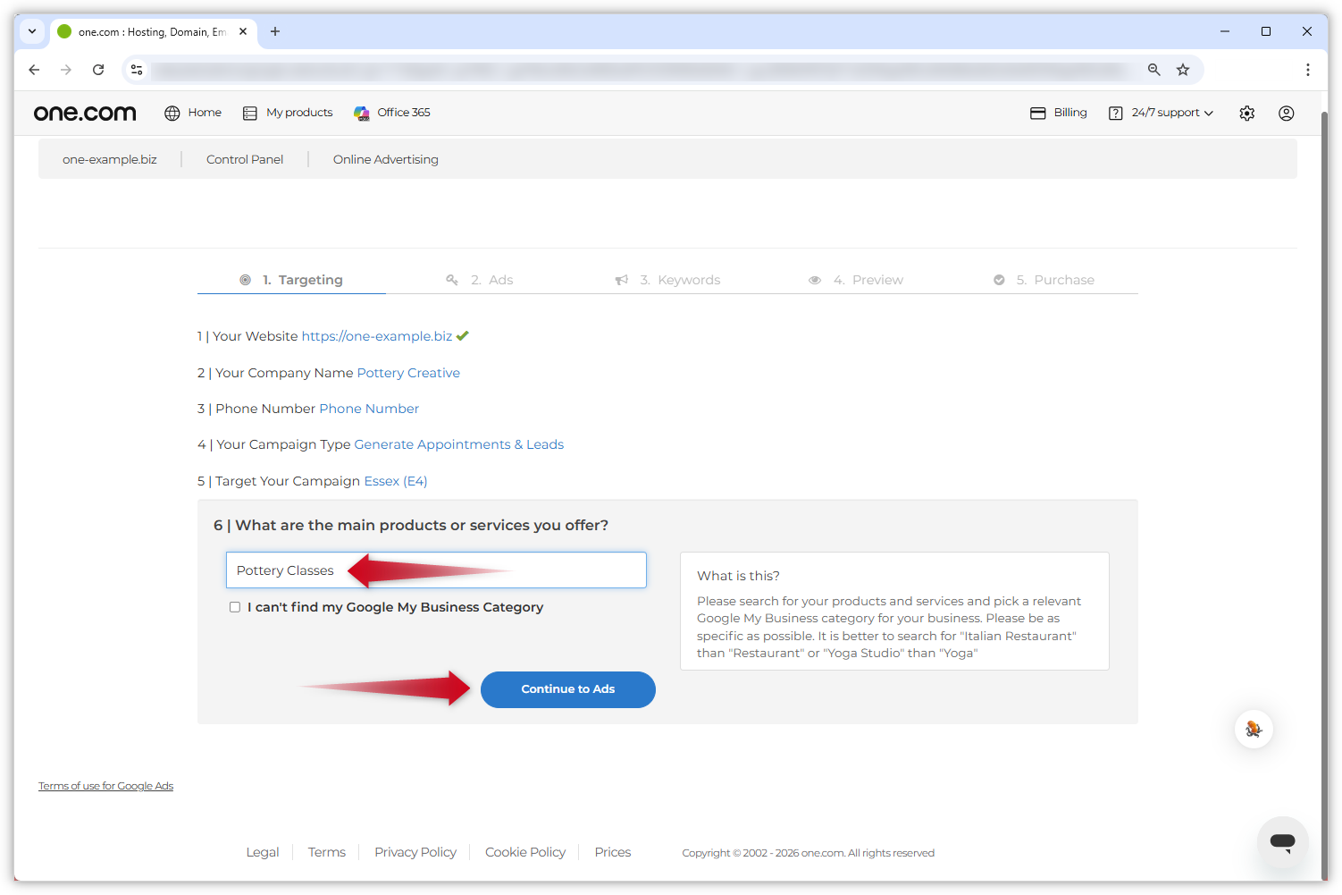 Screenshot der Google Ads-Seite. Ein roter Pfeil zeigt auf das Dropdown-Menü, in dem Sie Ihren Produkttyp auswählen können, und ein weiterer roter Pfeil zeigt auf die Schaltfläche „Weiter zu Ads“.