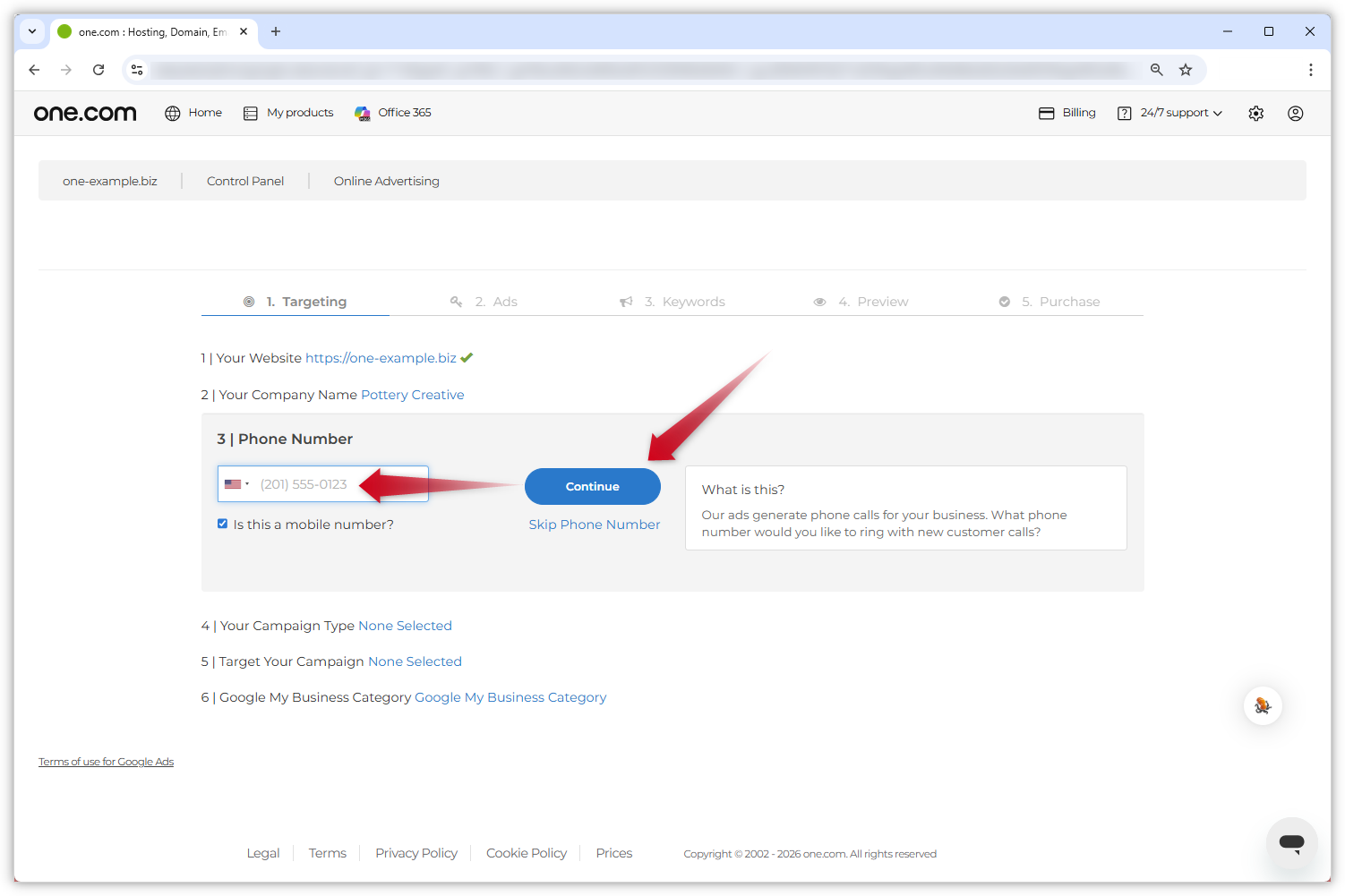 Skjermbilde av Google Ads-siden. En rød pil peker mot feltet for telefonnummeret ditt, og en annen peker mot «Fortsett»-knappen.