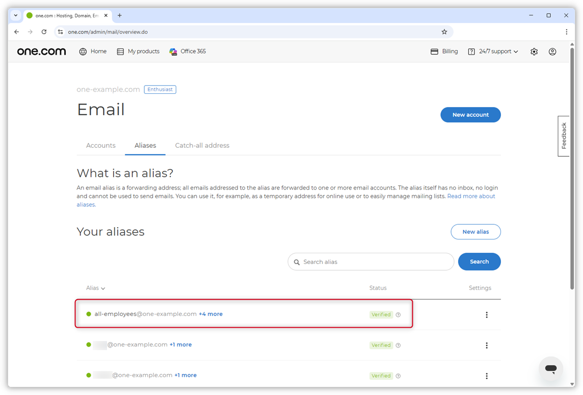 Captura de ecrã da página E-mail no Painel de Controlo. O separador «Aliases» está selecionado e o primeiro alias de e-mail está destacado.