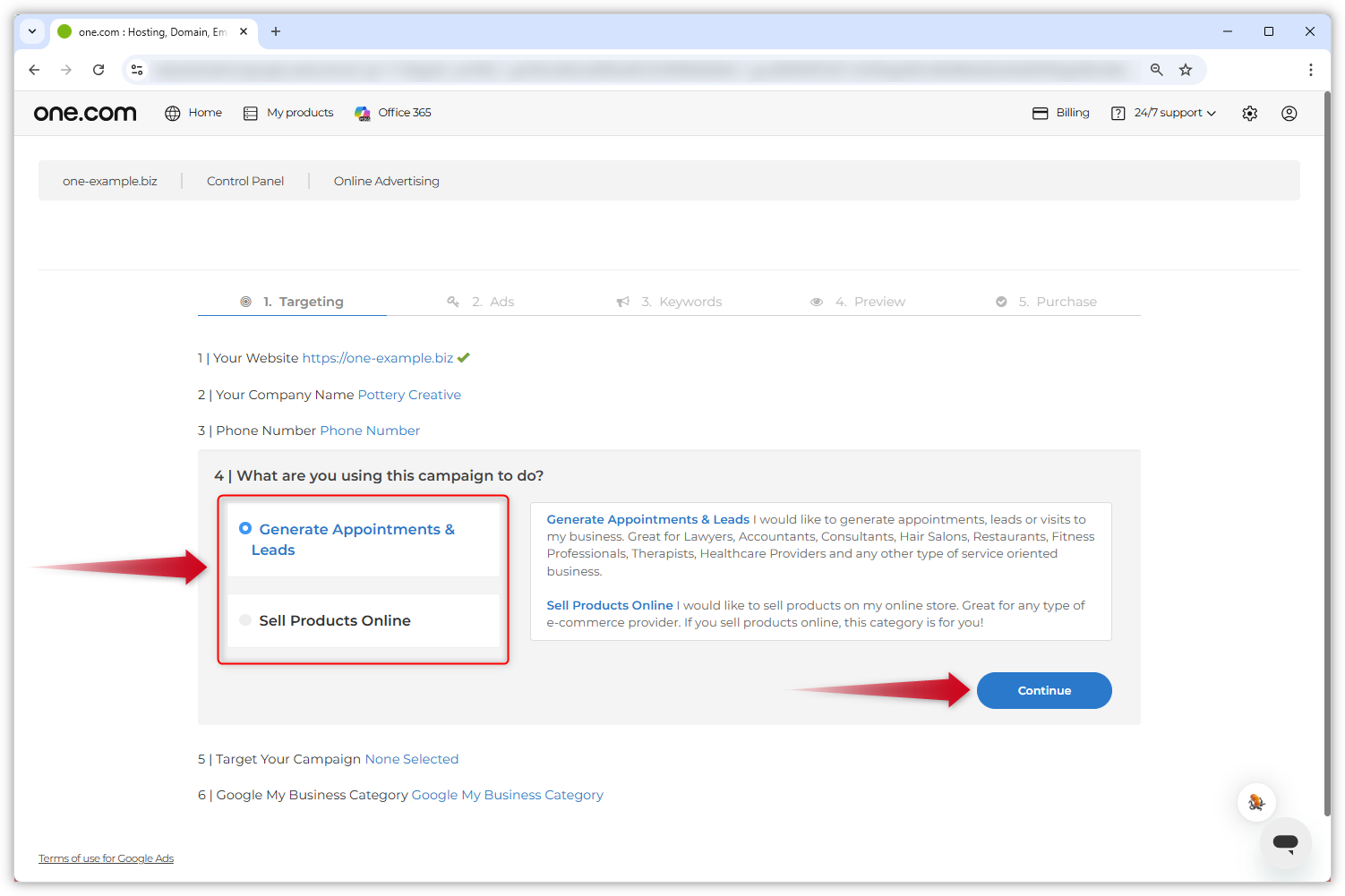 Captura de pantalla de la página de Google Ads. Una flecha roja señala los campos para elegir el objetivo de la campaña y otra señala el botón «Continuar».