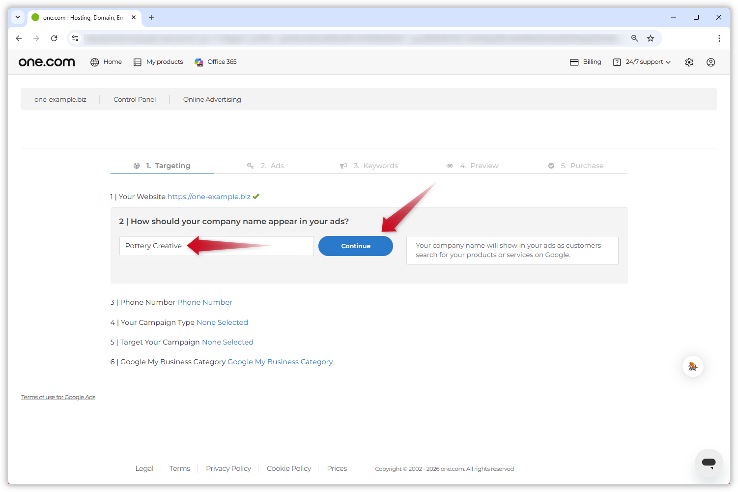 Capture d'écran de la page Google Ads. Une flèche rouge indique le champ destiné au nom de votre entreprise, et une autre pointe vers le bouton « Continuer ».