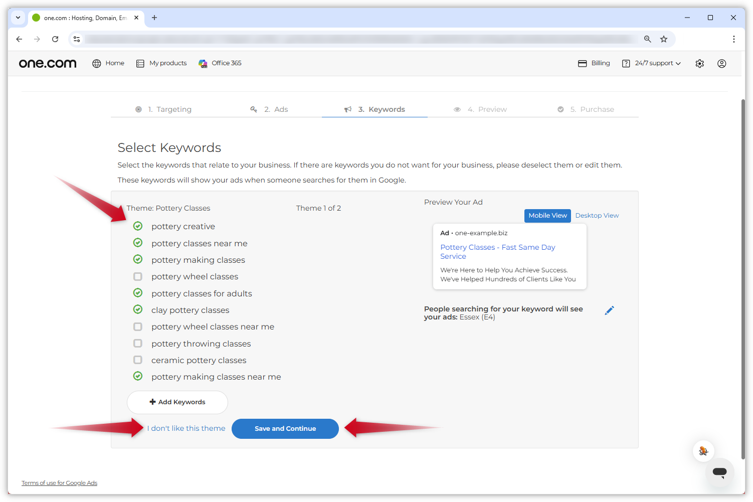 Skjermbilde av Google Ads-siden. Utvalgte søkeordforslag vises, og røde piler peker på de ulike redigeringsalternativene.