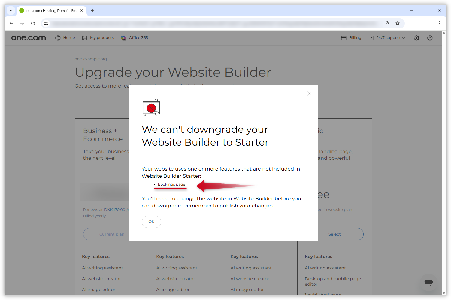 Skjermbilde av siden for Website Builder-abonnementet. Et modalt vindu er åpent over siden, som advarer kundene om at de må fjerne elementer før de kan nedgradere. En rød pil peker på listen med de spesifikke elementene.