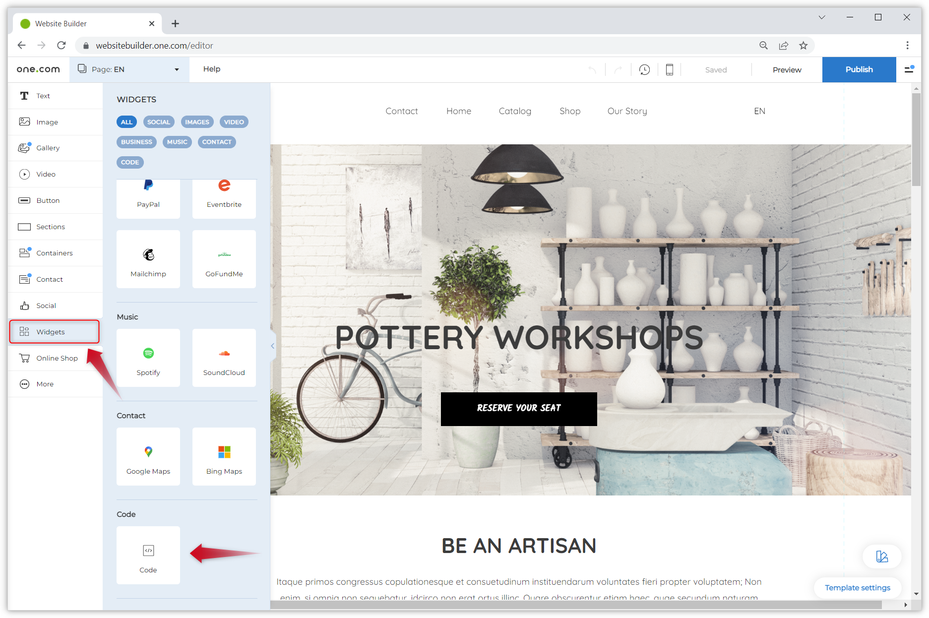 Screenshot dell'editor di Website Builder. Le frecce rosse indicano i widget nel menu e il componente Codice.