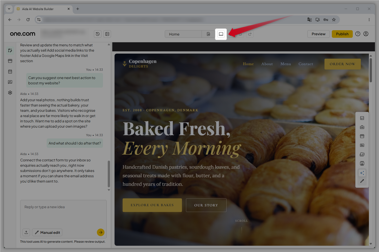 Skjermbilde av Aida AI Website Builder-editoren. Enhetsikonet nær toppen er uthevet, og en rød pil peker mot det.