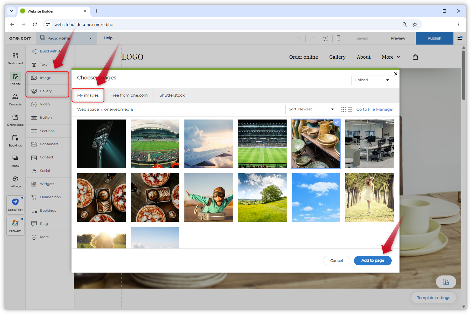Screenshot dell'editor del Website Builder. La libreria multimediale è aperta e le frecce rosse indicano i diversi elementi descritti nei passaggi.