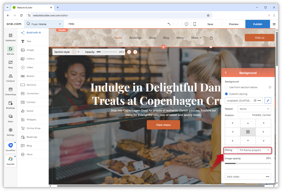 Screenshot van de Website Builder-editor met de header met het verplaatsbare menu. Een rode pijl wijst naar "Passend".