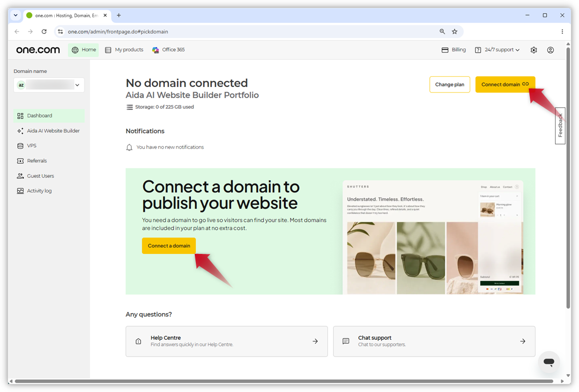 Skjermbilde av kontrollpanelet hos one.com. Røde piler markerer knappen «Velg et domene» i banneret og øverst i høyre hjørne.