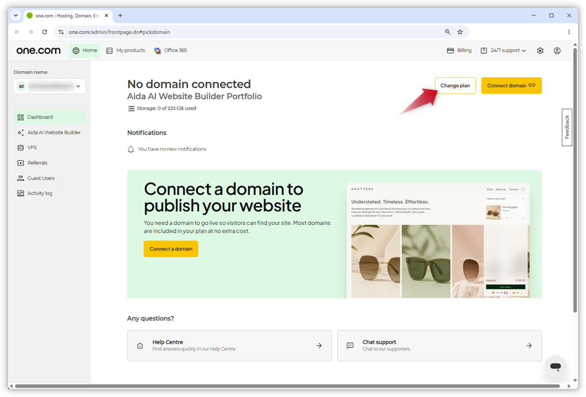 Skjermbilde av one.com kontrollpanel. En rød pil peker på knappen \"Endre abonnement\" øverst i høyre hjørne.
