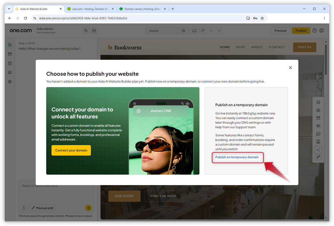 Skærmbillede af pop-up vinduet i Aida AI Website Builder, hvor en rød pil peger på "Udgiv på et midlertidigt domæne".