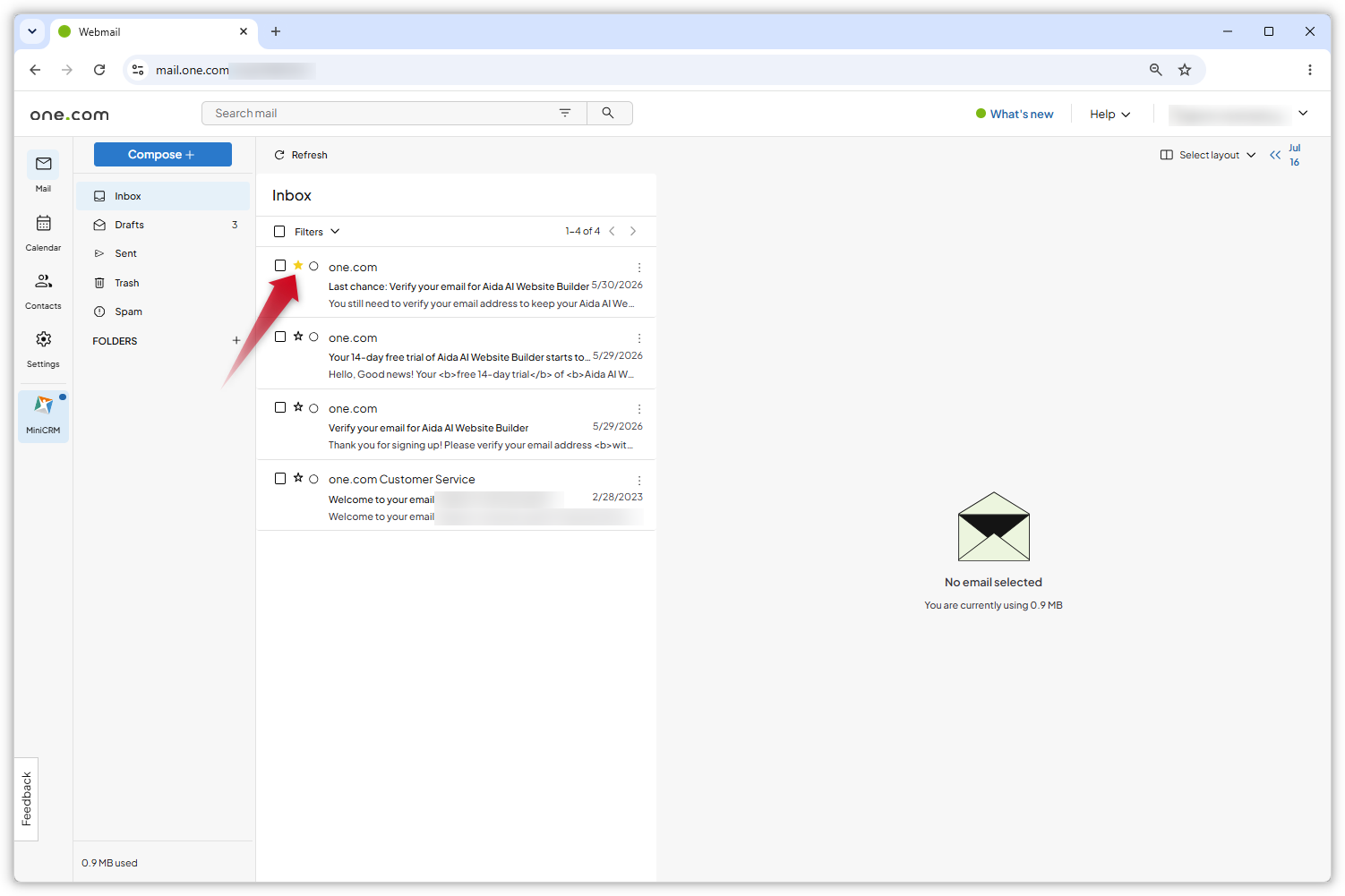 Skärmdump av inkorgen i Webmail. En röd pil pekar på den markerade stjärnikonen på ett e-postmeddelande.