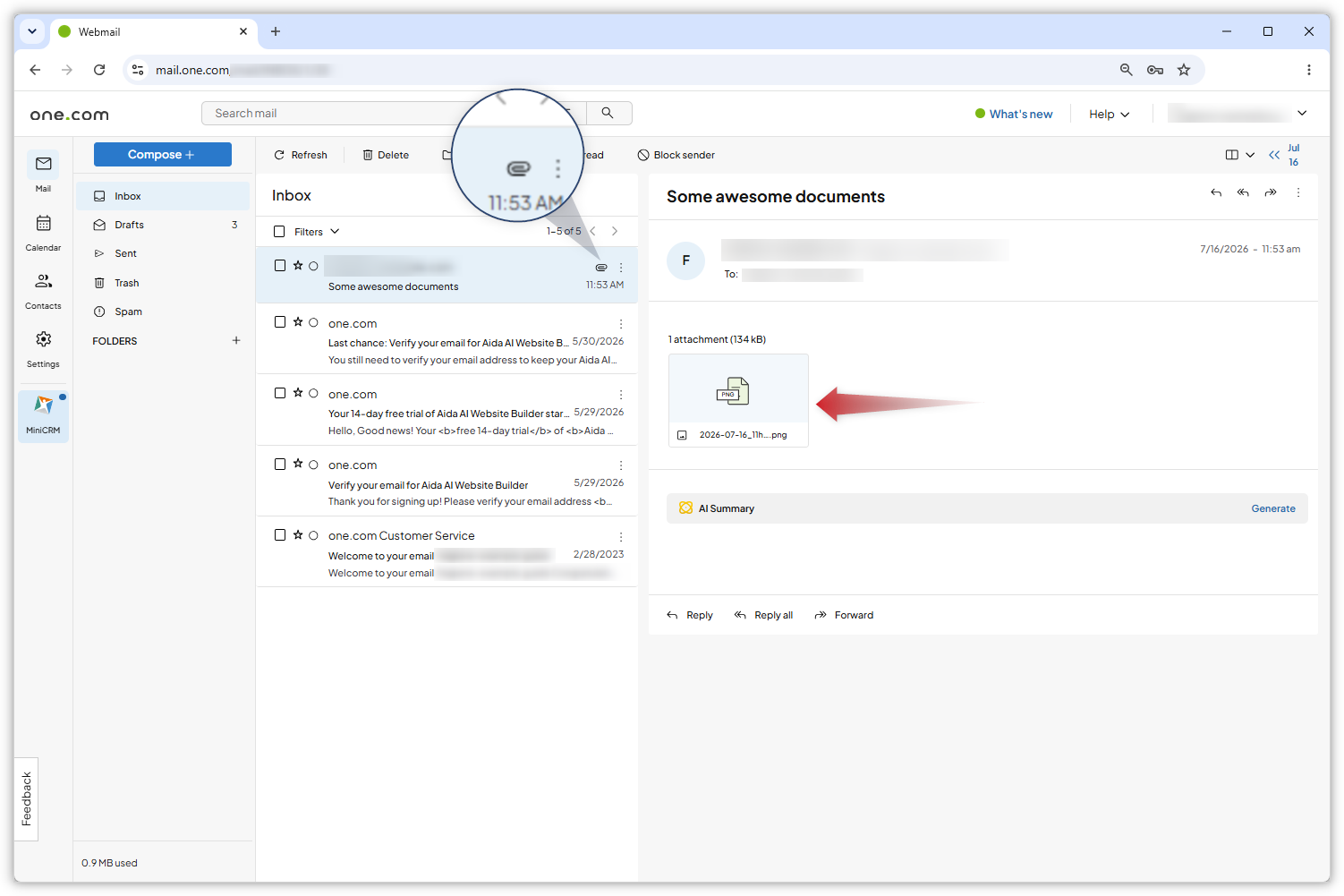 Schermafbeelding van de Webmail-inbox. Een vergrootglas zoomt in op het bijlage-icoon in een e-mail en een rode pijl wijst naar de bijlage in de geopende e-mail.