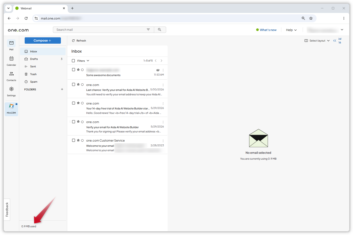 Schermafbeelding van de Webmail-inbox. Een rode pijl wijst naar de gebruiksindicator in de linkerbenedenhoek.