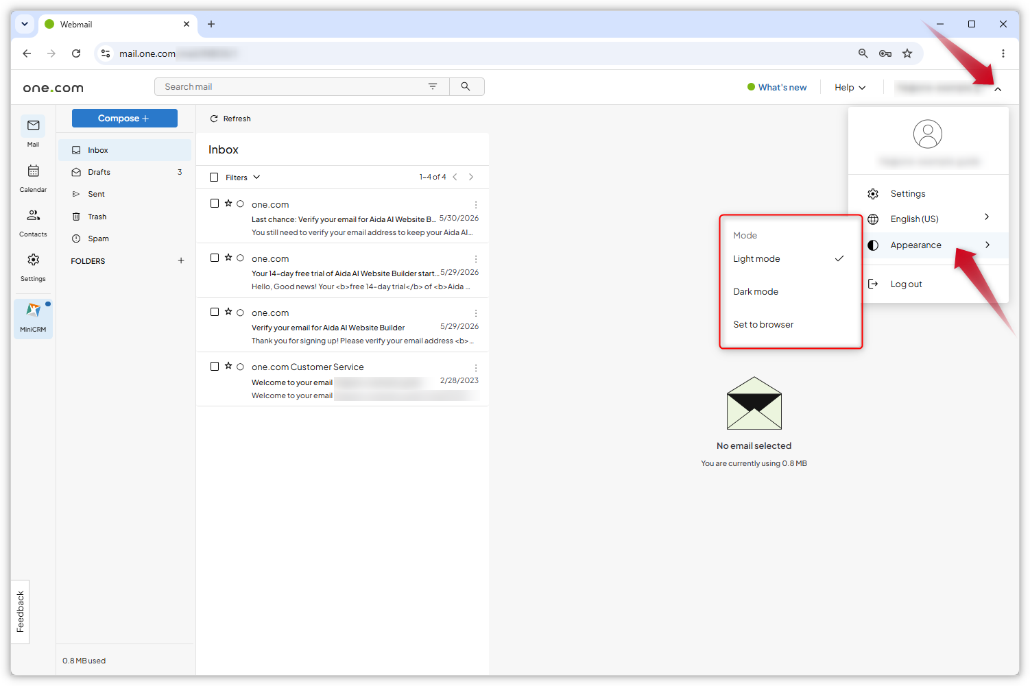 Schermafbeelding van de Webmail-inbox. Het instellingenmenu is geopend en een rode pijl wijst naar de geopende optie 'Uiterlijk'.
