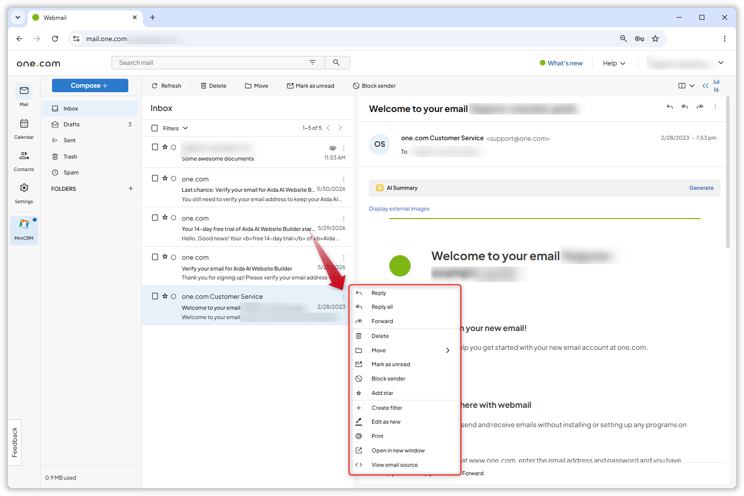 Schermafbeelding van de Webmail-inbox. Een rode pijl wijst naar de drie stippen naast de e-mail en het menu met de drie stippen met de acties is geopend.