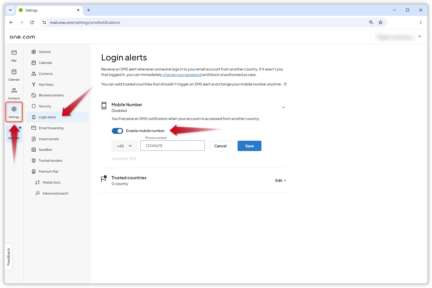 Schermafbeelding van de instellingenpagina in Webmail. Een rode pijl wijst naar de pagina 'Login-waarschuwingen' die ook geopend is.